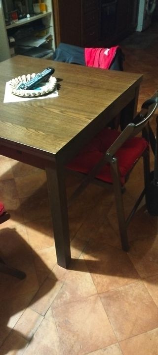 Tavolo in legno allungabile con 4 sedie
