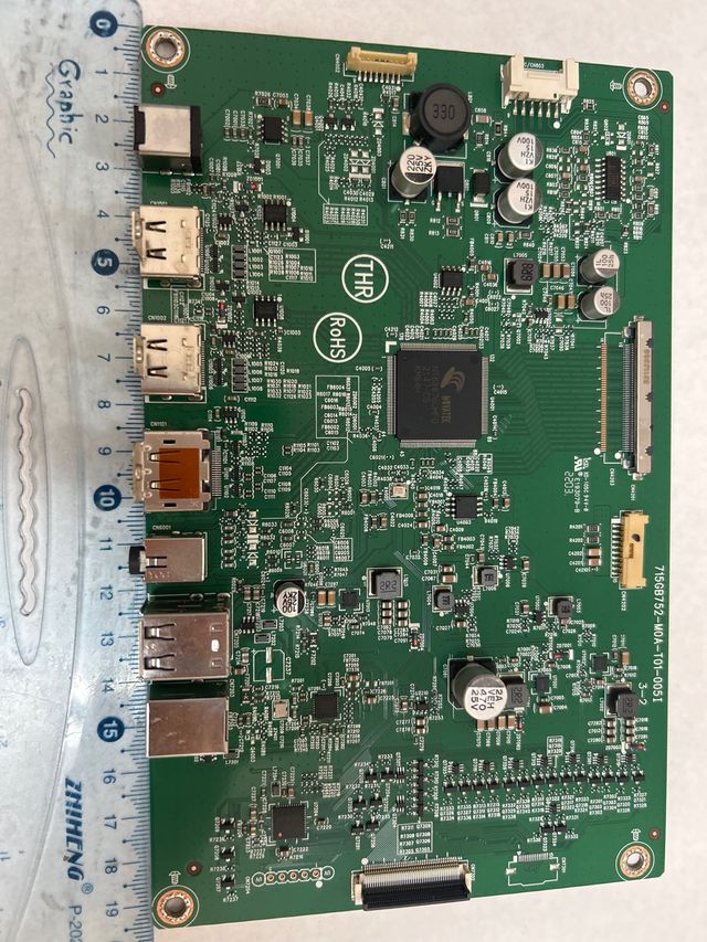 Placa base MSI 715GB752-MOA-T01-005I con su marco