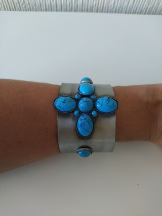 Pulsera ancha con piedras turquesa