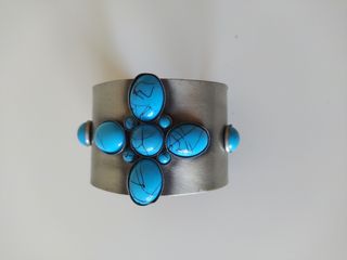 Pulsera ancha con piedras turquesa