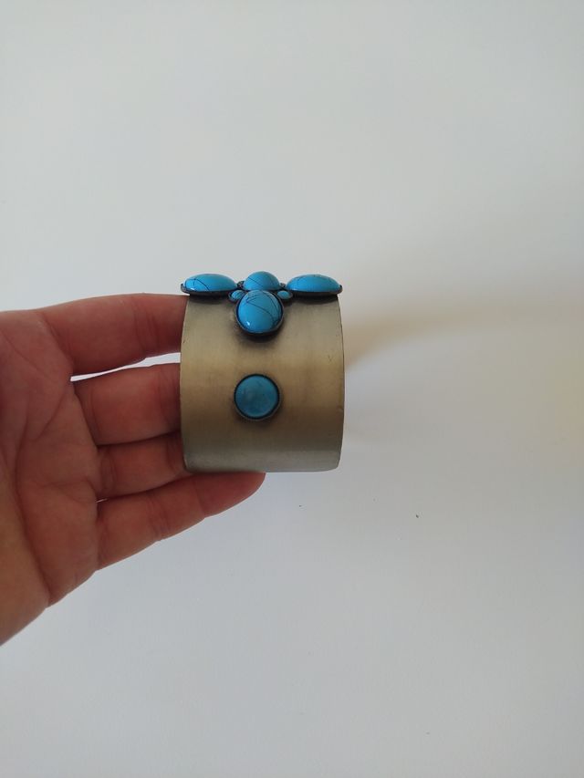 Pulsera ancha con piedras turquesa