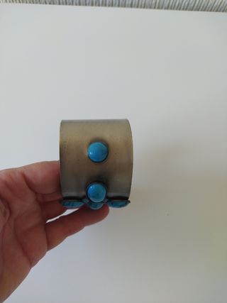 Pulsera ancha con piedras turquesa