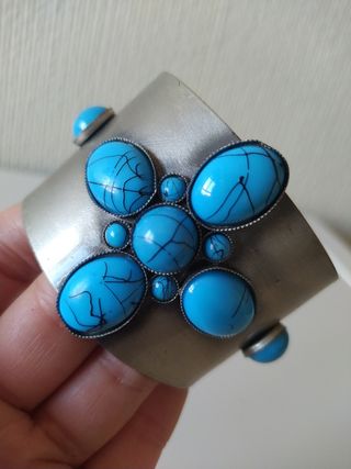 Pulsera ancha con piedras turquesa