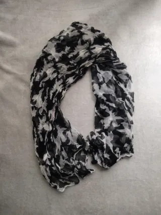 Pañuelo vaporoso estampado blanco y negro