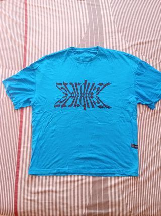 Camiseta Bershka Azul con Diseño