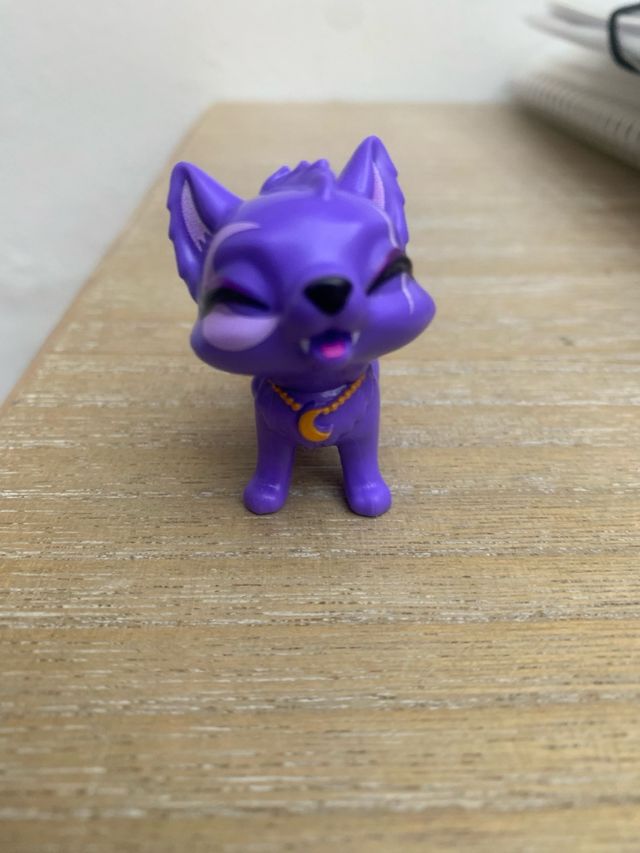 Crescent, la mascota de la muñeca Clawdeen Wolf