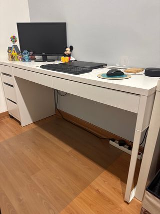 Escritorio blanco Micke IKEA.