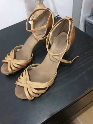 Zapatos de baile latino dorados