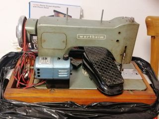 Máquina de coser Wertheim antigua con motor
