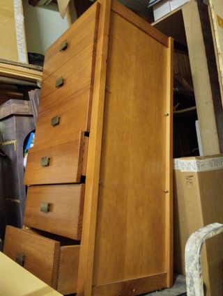 Cajonera de madera maciza y vitrina