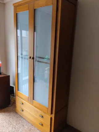 Cajonera de madera maciza y vitrina