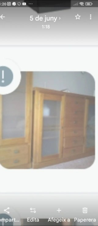 Cajonera de madera maciza y vitrina