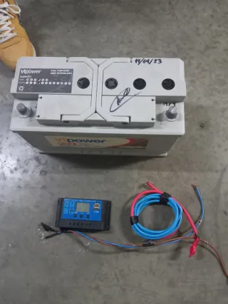 Batería y placa solar para furgoneta camper.