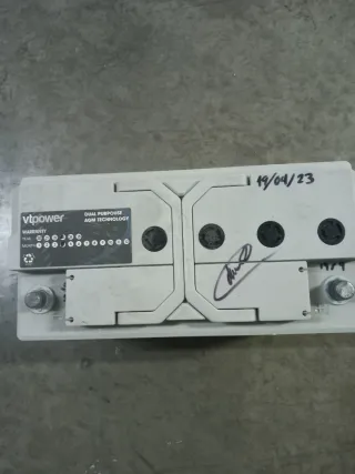 Batería y placa solar para furgoneta camper.