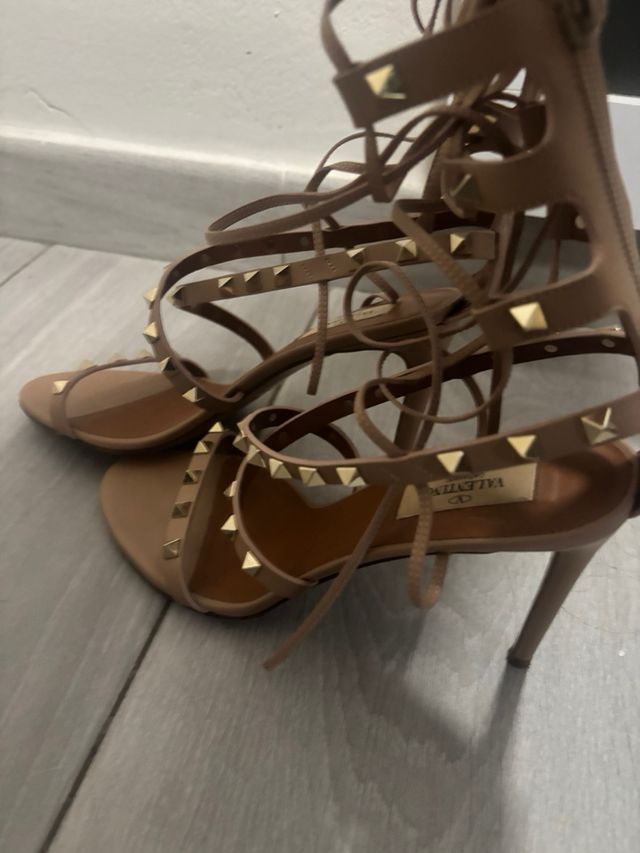 Tacones Valentino Beige y Dorado