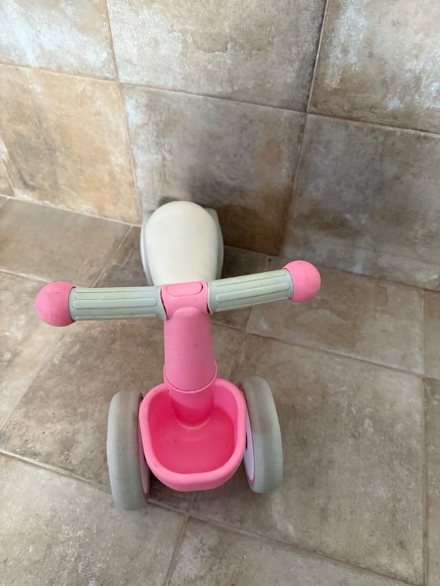 Bicicleta de equilibrio rosa