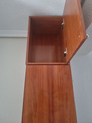 Estantería de madera alta