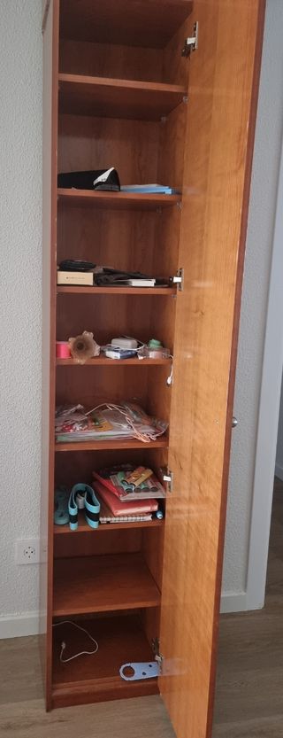 Estantería de madera alta