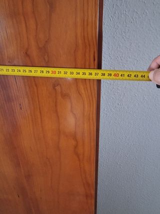 Estantería de madera alta