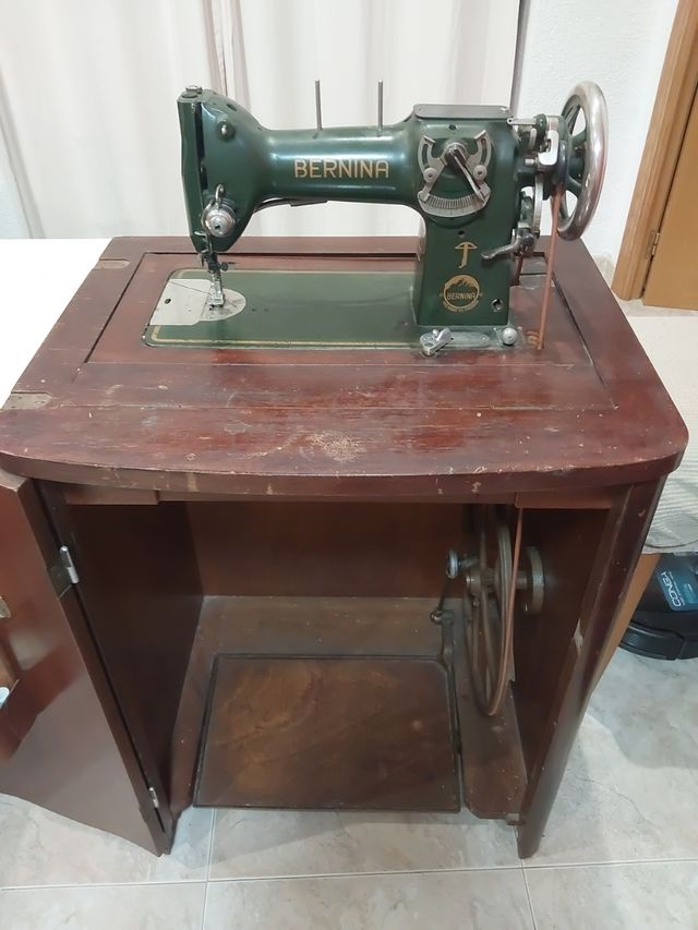 Máquina de coser BERNINA antigua. Para reparar