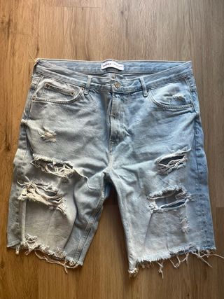 Pantalón corto vaquero roto.