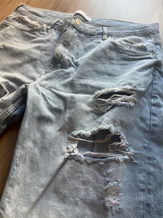 Pantalón corto vaquero roto.
