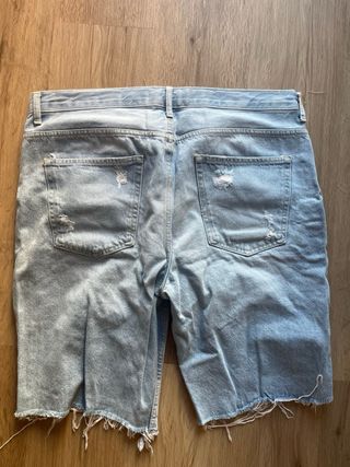 Pantalón corto vaquero roto.