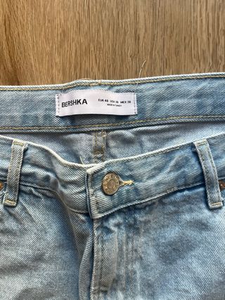 Pantalón corto vaquero roto.