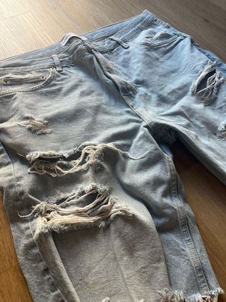 Pantalón corto vaquero roto.