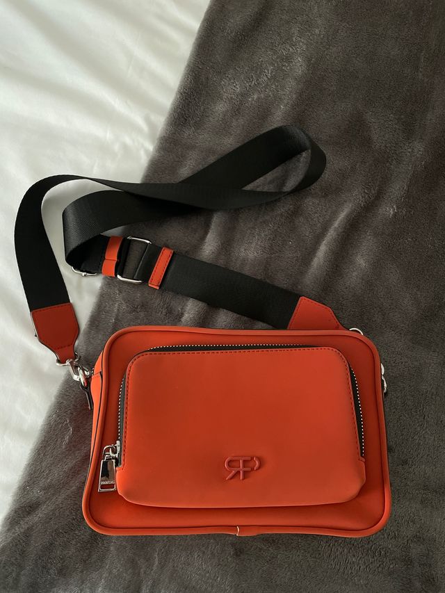 Bolso bandolera naranja con correa negra