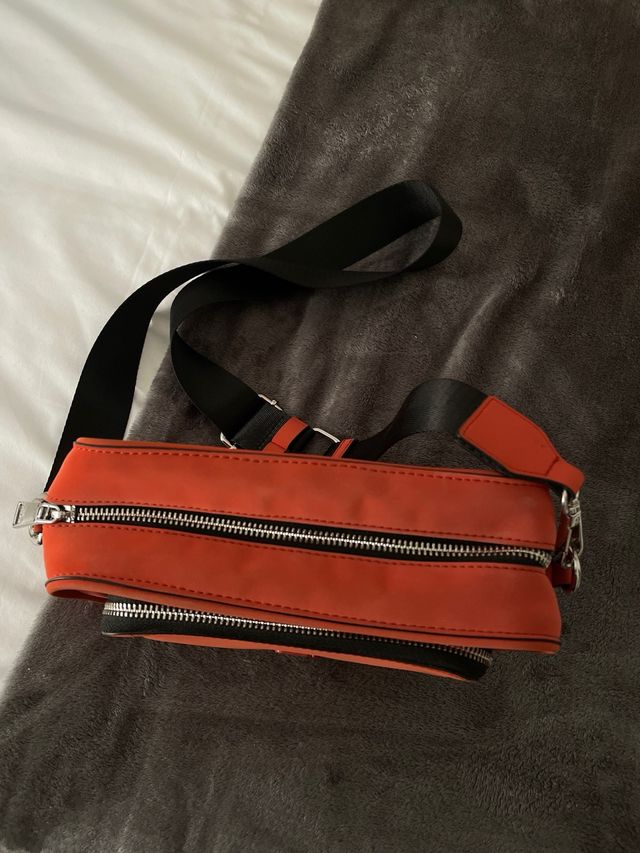 Bolso bandolera naranja con correa negra