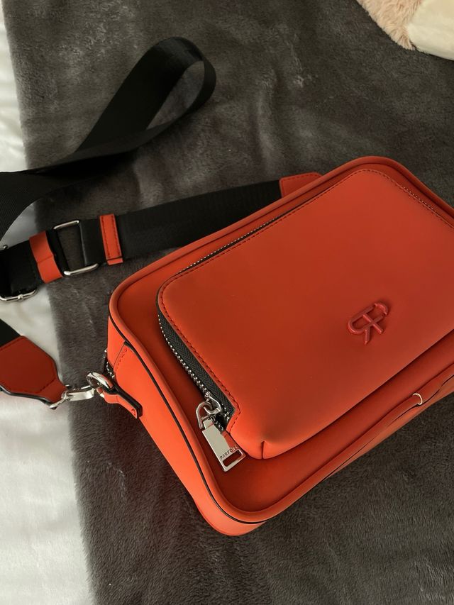 Bolso bandolera naranja con correa negra