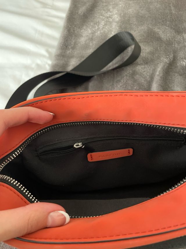 Bolso bandolera naranja con correa negra