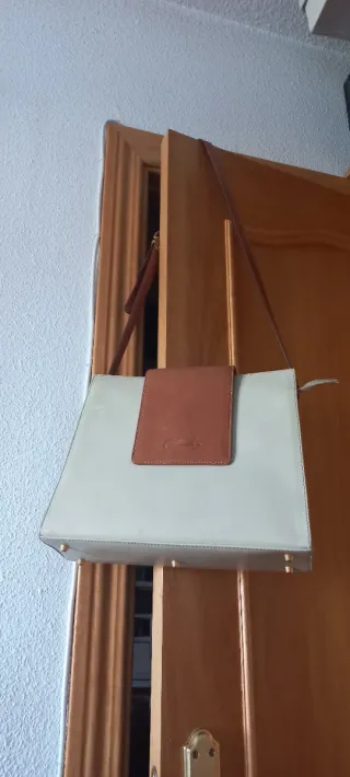 Bolso de piel beige y marrón