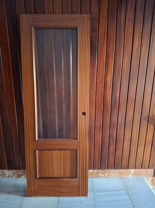 Puerta madera con marco y cristal y marco