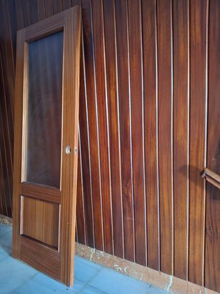 Puerta madera con marco y cristal y marco