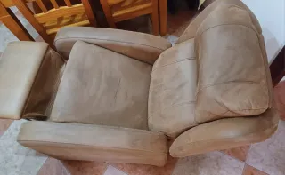 Sillón reclinable marrón con reposapiés