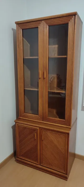 Vitrina de madera y cristal