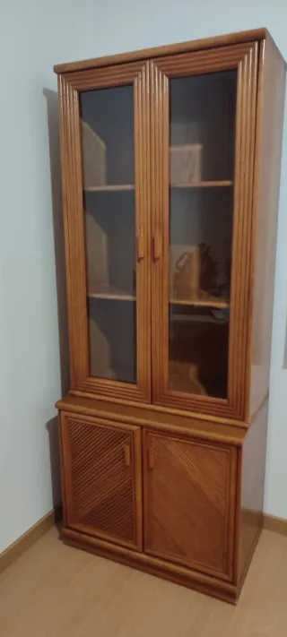 Vitrina de madera y cristal