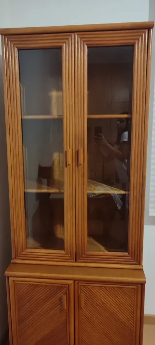 Vitrina de madera y cristal