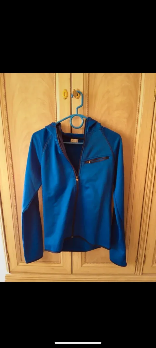 Chaqueta deportiva azul con capucha