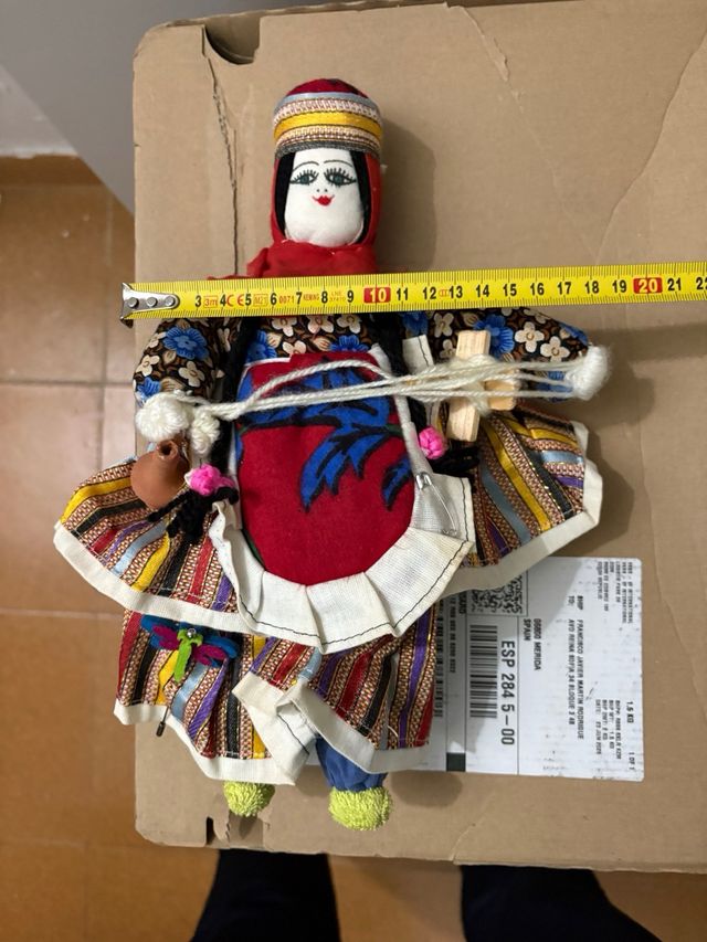 Muñeca de tela tradicional realizada a mano