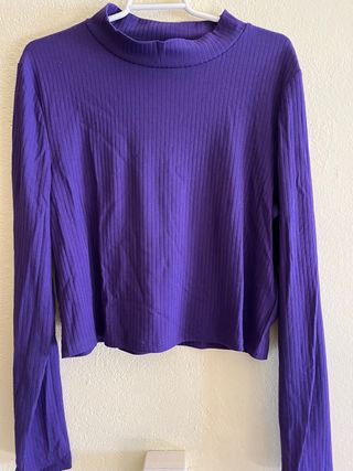 Camiseta Primark manga larga cuello alto morada