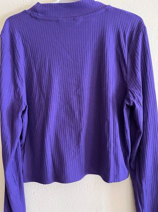 Camiseta Primark manga larga cuello alto morada