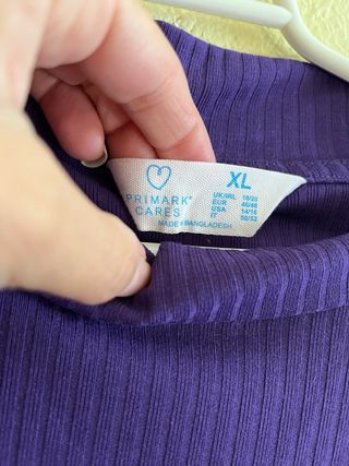 Camiseta Primark manga larga cuello alto morada