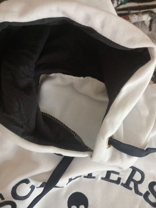 No rebajo mas. Sudadera Scalpers Blanca y Negra Nu