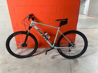 Bicicleta de Montaña Giant Gris