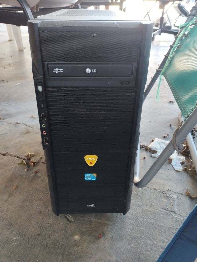 Caja de PC Torre Negra