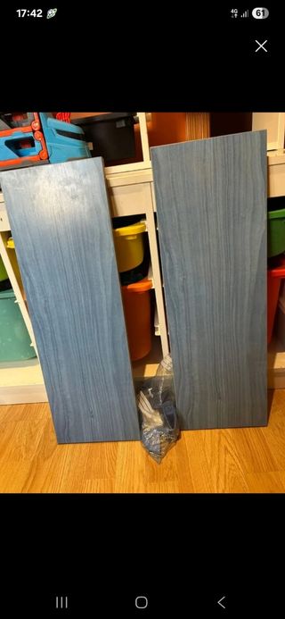 Estanterías de madera azules 