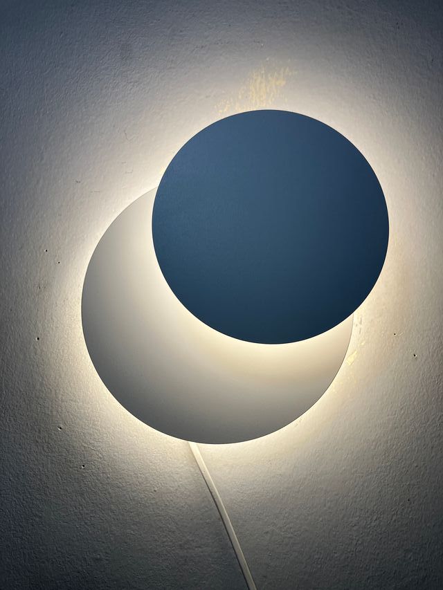 Lampada parete bianco Led effetto "eclisse"